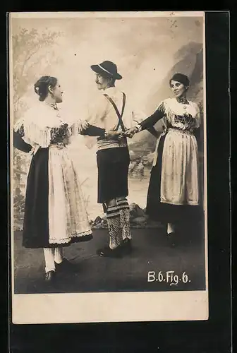 Foto-AK Mann und zwei Frauen in Tracht bei einem Volkstanz