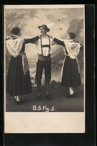 Foto-AK Mann und zwei Frauen in Tracht bei einem Volkstanz