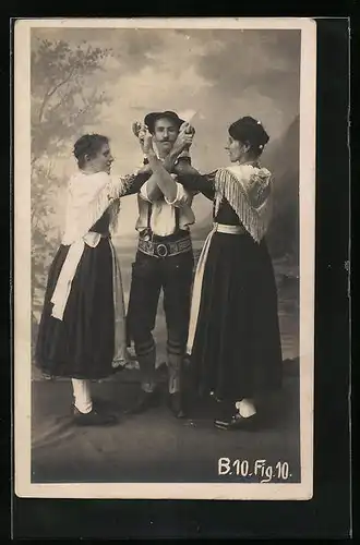Foto-AK Mann und zwei Frauen in Tracht bei einem Volkstanz
