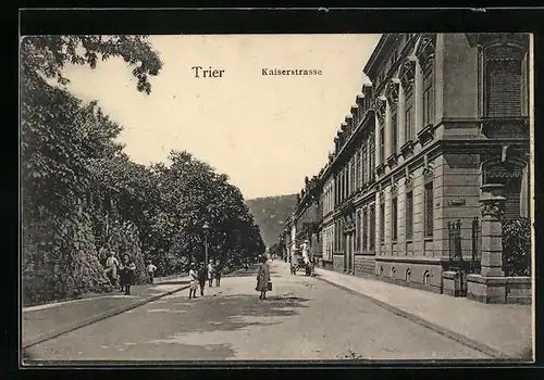 AK Trier, Kaiserstrasse mit Passanten