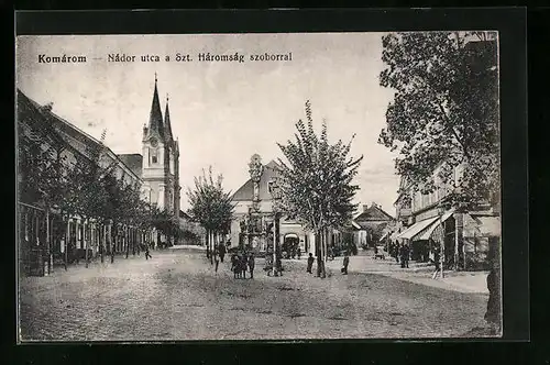 AK Komarom, Nador utca a Szt. Haromsag szaborral