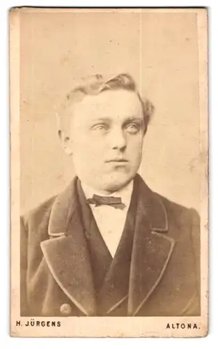 Fotografie H. Jürgens, Hamburg-Altona, Gr. Mühlenstr. 62, Junger Herr in modischer Kleidung