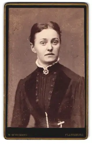 Fotografie H. Schumann, Flensburg, Holm 1, Junge Dame im Kleid mit Kragenbrosche