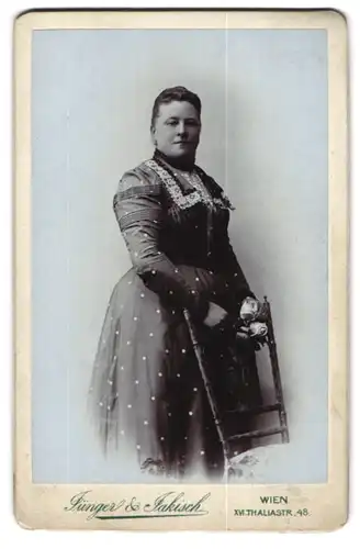 Fotografie Jünger & Jakisch, Wien, Thaliastr. 48, Bürgerliche Dame im gepunkteten Kleid
