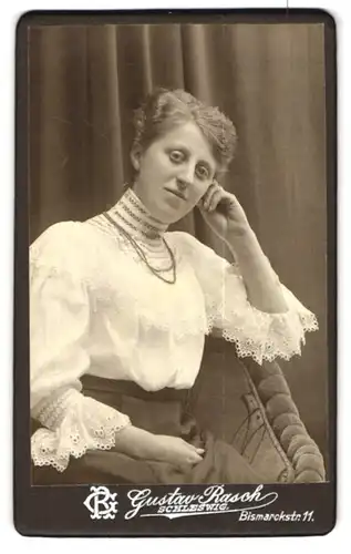 Fotografie Gustav Rasch, Schleswig, Bismarckstr. 11, Junge Dame in weisser Bluse mit aufgsetütztem Kopf