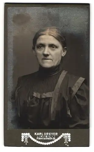 Fotografie Karl Dreyer, Kiel, Flämischstr. 22, Ältere Dame mit zurückgebundenem Haar