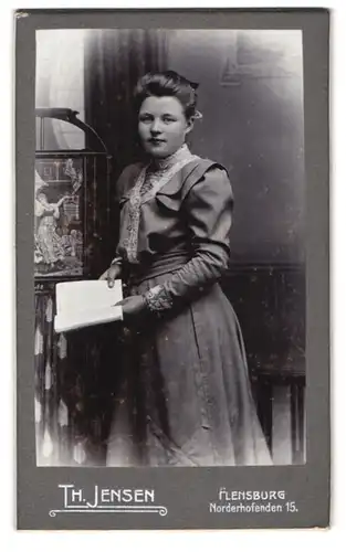 Fotografie Th. Jensen, Flensburg, Norderhofenden 15, Junge Dame im Kleid mit Buch in der Hand