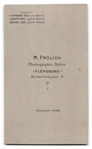 Fotografie M. Frölich, Flensburg, Norderhofenden 9, Zwei halbwüchsige Knaben in modischer Kleidung