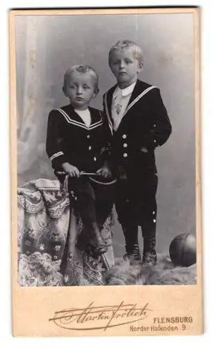 Fotografie M. Frölich, Flensburg, Zwei Jungen im Matrosenanzug mit Peitsche