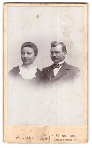 Fotografie A. Juul, Flensburg, Grosse Str. 21, Junges Paar in modischer Kleidung
