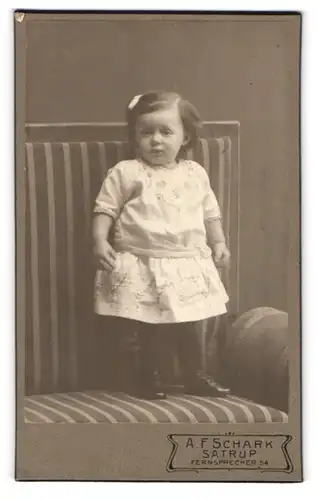 Fotografie A. F. Schark, Satrup, Kleines Mädchen im hübschen Kleid