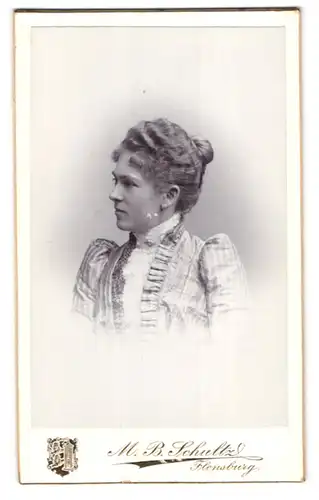 Fotografie M. B. Schultz, Flensburg, Norderhofenden 13, Junge Dame mit Haarknoten