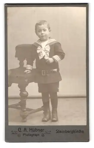 Fotografie G. A. Hübner, Steinbergkirche, Kleiner Junge im Matrosenanzug