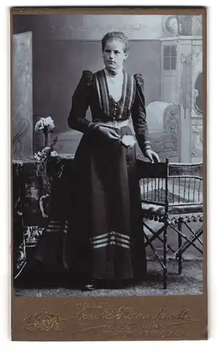 Fotografie Arnold Hirnschrodt, Ried /Innkr., Junge Dame im modischen Kleid