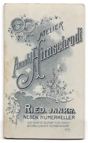 Fotografie Arnold Hirnschrodt, Ried /Innkr., Junge Dame im modischen Kleid