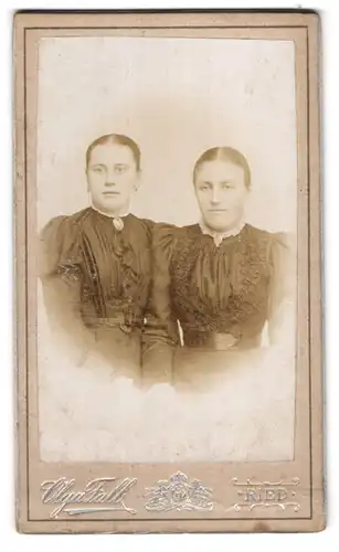 Fotografie Olga Falb, Ried, Zwei junge Damen in hübschen Kleidern