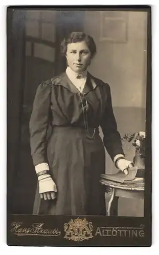 Fotografie Hans Strauss, Altötting, Schlotthammerstr. 1, Junge Dame im Kleid mit einem Buch