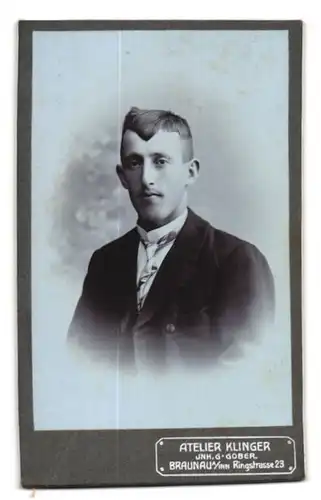 Fotografie Jos. Frz. Klinger, Braunau a. Inn, Ringstr. 23, Junger Herr im Anzug mit Krawatte