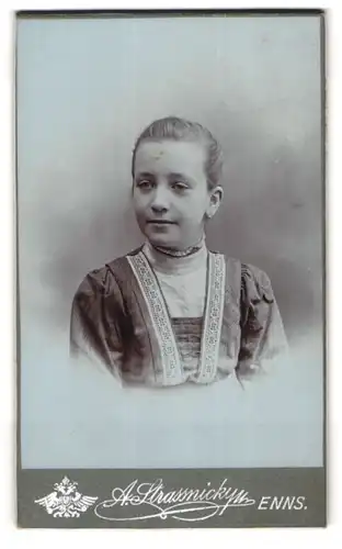 Fotografie A. Strassnicky, Enns, Junges Mädchen mit zurückgebundenem Haar