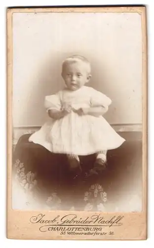 Fotografie Paul Oppenheim, Berlin-Charlottenburg, Wilmersdorfer-Str. 55-56, Kleines Kind im weissen Kleid