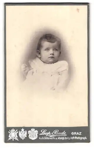 Fotografie Leopold Bude, Graz, Girardigasse 6 u. 8, Kleines Kind im weissen Kleid