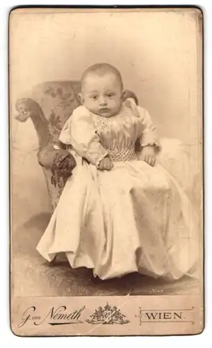 Fotografie G. von Németh, Wien, Piaristengasse 20, Süsses Kleinkind im langen Kleid