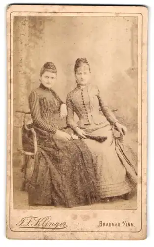 Fotografie J. F. Klinger, Braunau a /Inn, Stadtgraben, Zwei hübsch gekleideter Damen mit Fächer