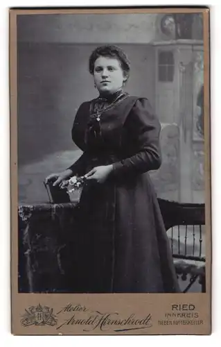 Fotografie Arnold Hirnschrodt, Ried /Innkreis, Junge Dame im Kleid mit einem Buch