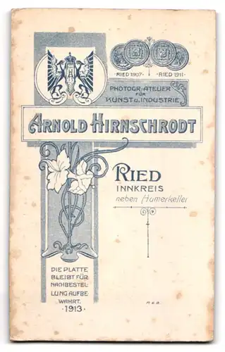 Fotografie Arnold Hirnschrodt, Ried /Innkreis, Junge Dame im Kleid mit einem Buch