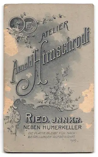 Fotografie Arnold Hirnschrodt, Ried /Innkr., Junge Dame im karierten Kleid mit Blumen