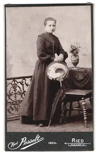 Fotografie Karl Posselt, Ried, Kirchenplatz 17, Junge Dame im Kleid mit Hut in der Hand