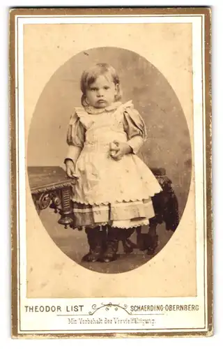 Fotografie Theodor List, Schaerding a. Inn-Obernberg, Schlossgasse 5, Kleines Mädchen im Kleid