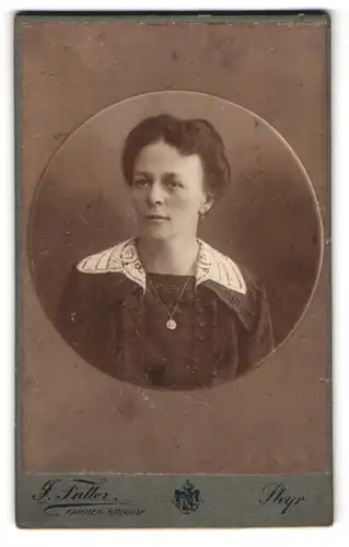 Fotografie J. Futter, Steyr, Pfarrgasse 14, Bürgerliche Dame mit Halskette