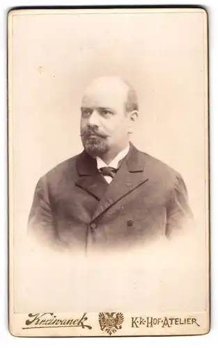Fotografie Rudolf Krziwanek, Ischl, Franzensallee 10, Modisch gekleideter Herr mit Bart