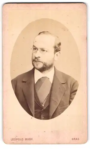 Fotografie Leopold Bude, Graz, Alleegasse 6, Modisch gekleideter Herr mit Brille und Bart