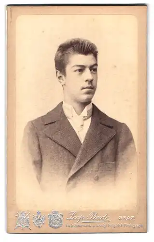Fotografie Leopold Bude, Graz, Alleegasse 6 u. 8, Junger Herr im Anzug mit Krawatte