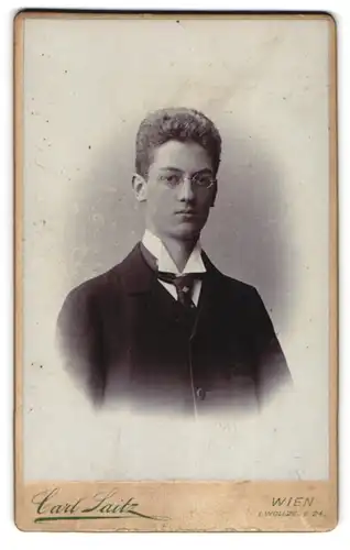 Fotografie Carl Saitz, Wien, Wollzeile 24, Junger Herr im Anzug mit Brille