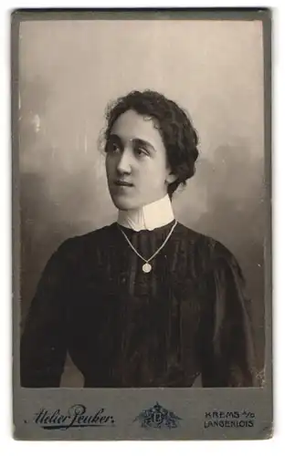 Fotografie J. E. Peuker, Krems a. D., Herzogstr. 5, Junge Dame im Kleid mit Halskette