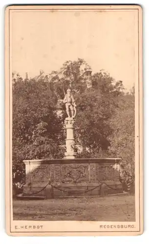 Fotografie E. Herbst, Regensburg, Ansicht Regensburg, Blick auf einen Brunnen mit Ritter Figur