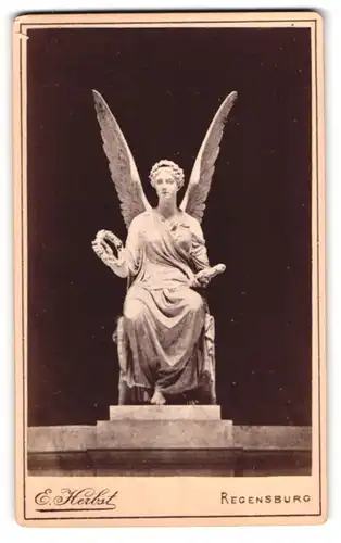 Fotografie E. Herbst, Regensburg, Ansicht Donaustauf, Allegorische Engel Figur in der Walhalla