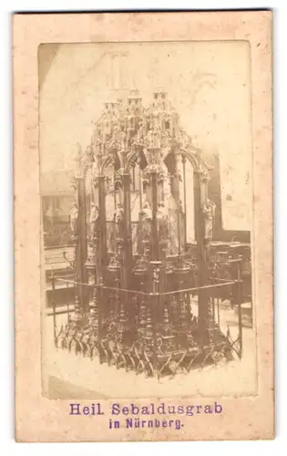Fotografie unbekannter Fotograf, Ansicht Nürnberg, das Heilige Sebaldusgrab