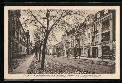 AK Tilsit, Bahnhofstrasse mit Bahnhofs-Hotel und Dragoner-Kaserne