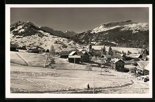 AK Riezlern, Schneebedeckter Ort mit Hoch Ifen und Heuberg