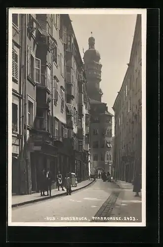 AK Innsbruck, Strasse Pfarrgasse mit Geschäften und Tor