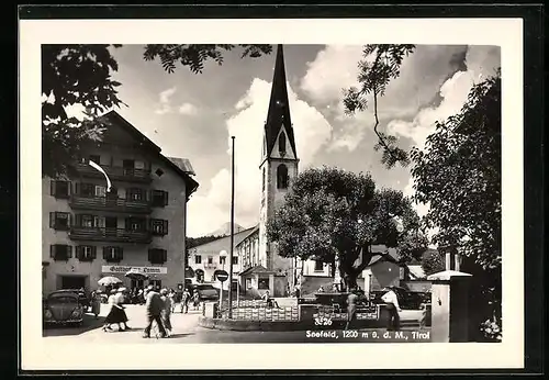 AK Saalfeld, Strassenpartie mit Gasthof zum Lamm und Kirche