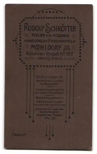 Fotografie R. Schrötter, Mühldorf, Katharinen-Vorstadt 98, Bürgerlicher im schicken Anzug mit Zigarre