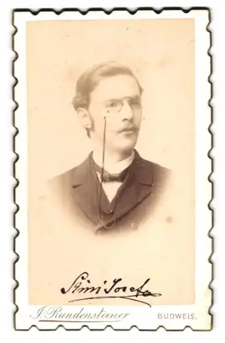 Fotografie I. Rundensteiner, Budweis, Parkstrasse 33, Portrait eines Mannes mit Zwicker