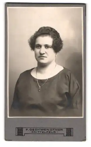 Fotografie F. Gschwendtner, Knittelfeld, Frauengasse 30, Portrait einer Bürgerlichen mit Kette