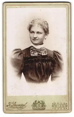 Fotografie K. Strempel, Wien, Pyrkergasse 18, Portrait einer jungen Dame im schicken Kleid mit Schleife
