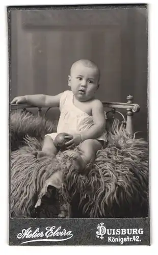 Fotografie Atelier Elvira, Duisburg, Königstrasse 42, Portrait eines im Fell sitzenden Babys